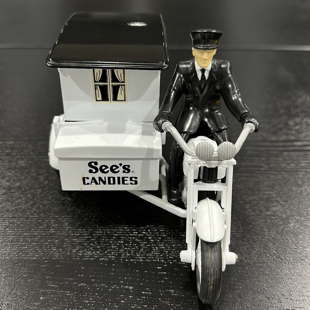 Sees Candies Metal Motorcycle with Side-Cart and Plastic Rider - Picture 8 of 11